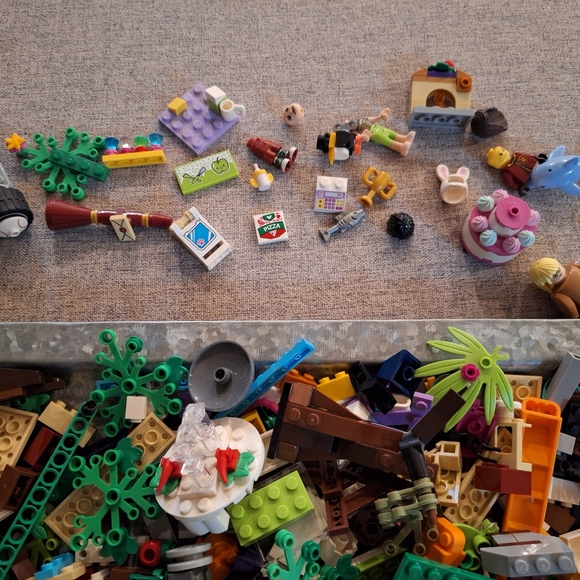 LEGO 900+ Assorted Blocks in Green, Red, and Blue - Picture 6 of 6